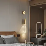 Настенный бра-светильник с прозрачным цилиндрическим корпусом и шарообразным клипом из латуни GELIS WALL Brass от ImperiumLoft