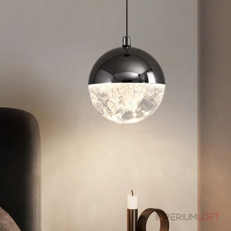 Серия подвесных светильников с LED-источниками света в полусферических рассеивателях с эффектом льда внутри шарообразных плафонов EMMERT Gold от ImperiumLoft