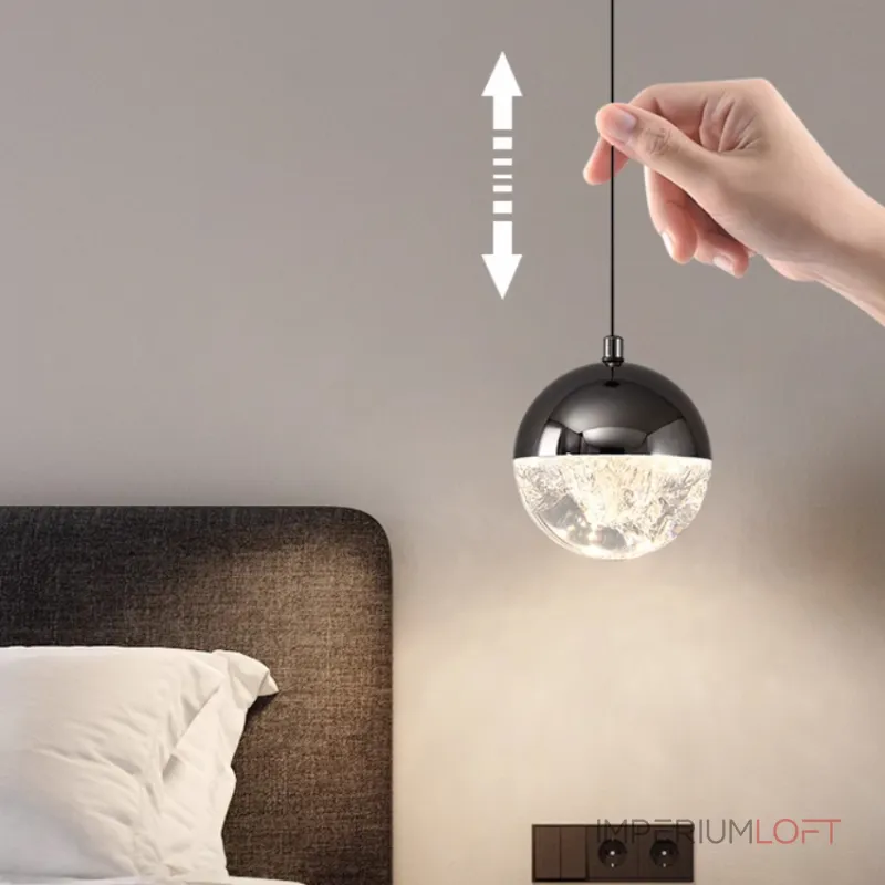 Серия подвесных светильников с LED-источниками света в полусферических рассеивателях с эффектом льда внутри шарообразных плафонов EMMERT Gold от ImperiumLoft