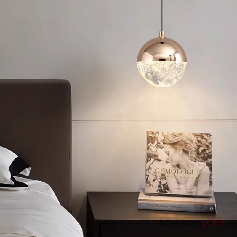 Серия подвесных светильников с LED-источниками света в полусферических рассеивателях с эффектом льда внутри шарообразных плафонов EMMERT Gold от ImperiumLoft