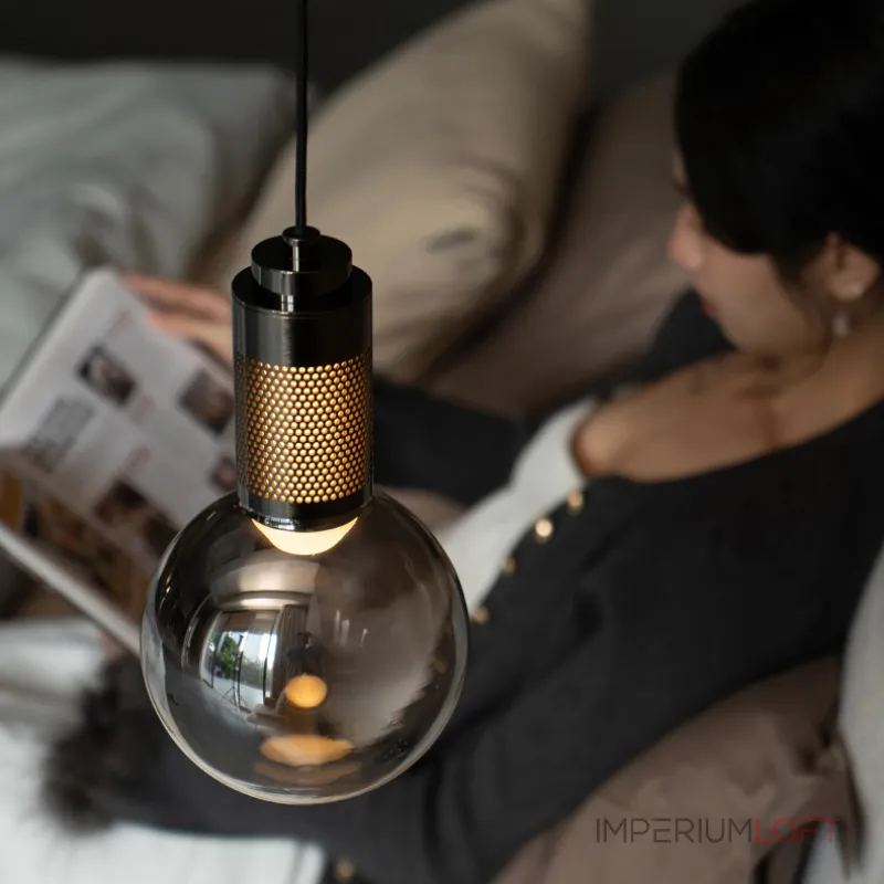 Подвесной светильник с сетчатым цоколем и шарообразным дымчатым плафоном с LED подсветкой RAFFA от ImperiumLoft