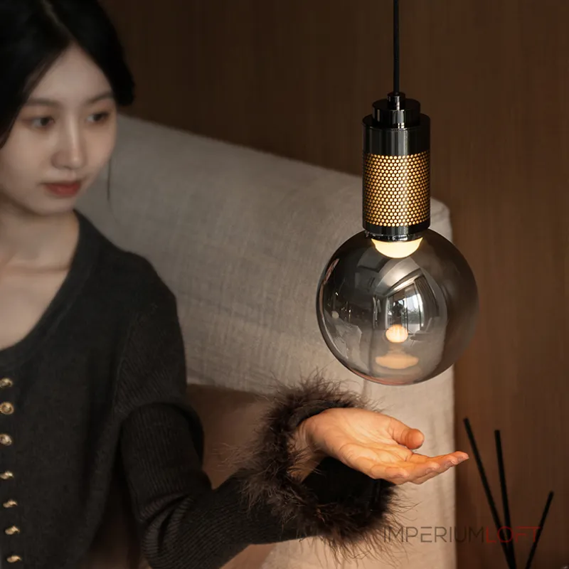 Подвесной светильник с сетчатым цоколем и шарообразным дымчатым плафоном с LED подсветкой RAFFA от ImperiumLoft