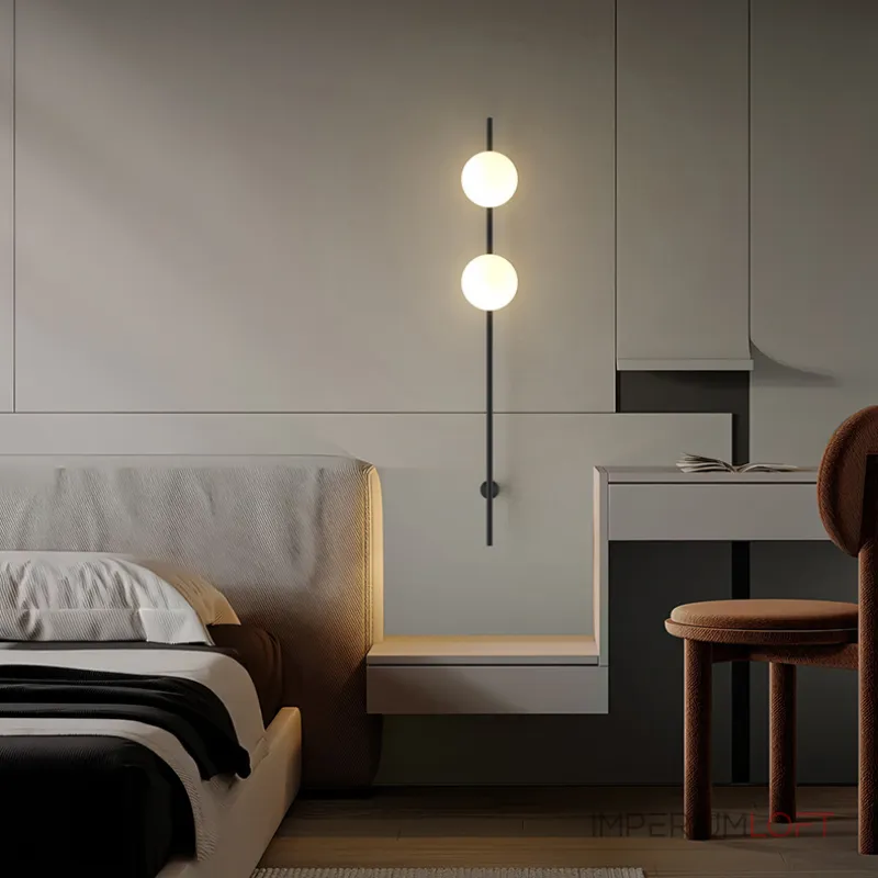 Серия настенных светильников с белыми шарообразными плафонами на высокой стойке OHLA L1 Black от ImperiumLoft