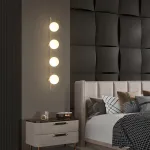 Серия настенных светильников с белыми шарообразными плафонами на высокой стойке OHLA L1 Black от ImperiumLoft