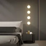 Серия настенных светильников с белыми шарообразными плафонами на высокой стойке OHLA L1 Black от ImperiumLoft