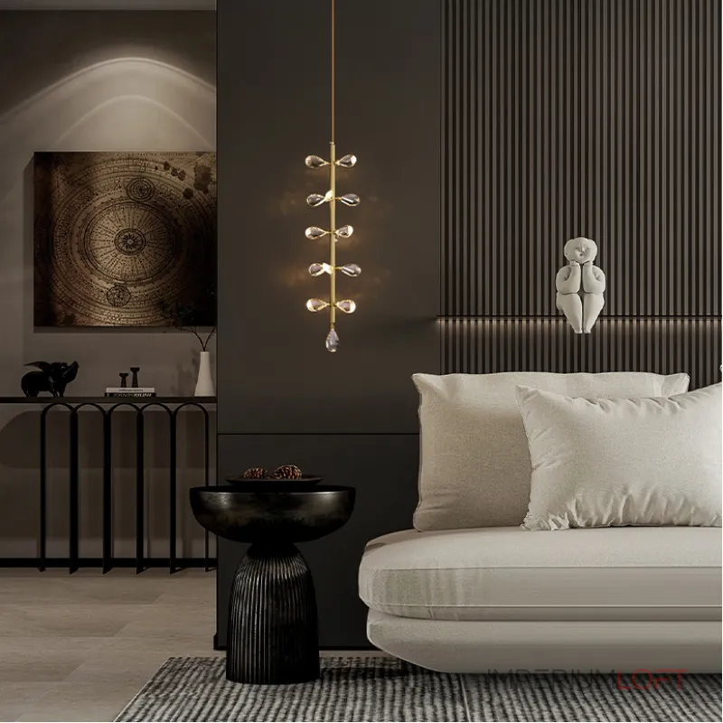 Серия подвесных светильников с кристаллами из улучшенного хрусталя К9 на общей вертикальной стойке GLORIOLE ONE A L10 от ImperiumLoft