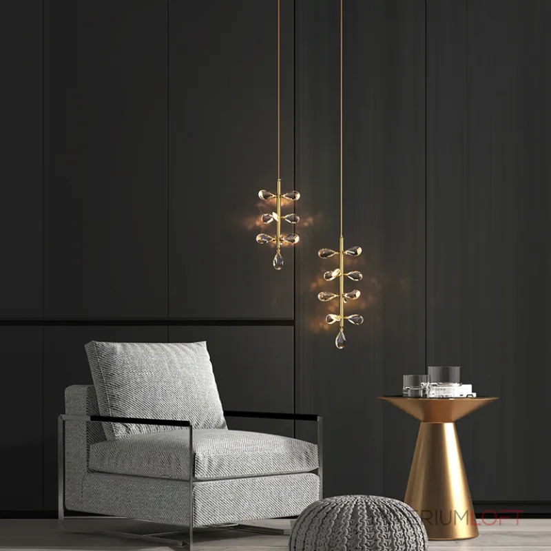 Серия подвесных светильников с кристаллами из улучшенного хрусталя К9 на общей вертикальной стойке GLORIOLE ONE A L10 от ImperiumLoft