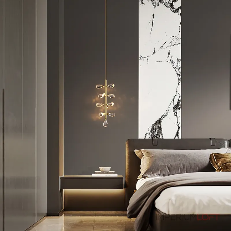 Серия подвесных светильников с кристаллами из улучшенного хрусталя К9 на общей вертикальной стойке GLORIOLE ONE A L10 от ImperiumLoft