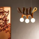 Серия оригинальных светильников из высококачественной древесины различных оттенков и латуни с тремя шарообразными плафонами REUBEN Light Brown от ImperiumLoft