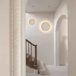 Серия светодиодных настенных светильников в виде дисков из травертина GRAUS D20 от ImperiumLoft