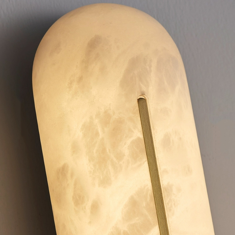 Настенный светильник с удлиненным рассеивателем из натурального испанского мрамора и центральным латунным клипом ALTON WALL Pitch от ImperiumLoft