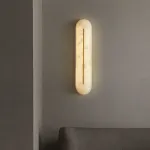 Настенный светильник с удлиненным рассеивателем из натурального испанского мрамора и центральным латунным клипом ALTON WALL Pitch от ImperiumLoft