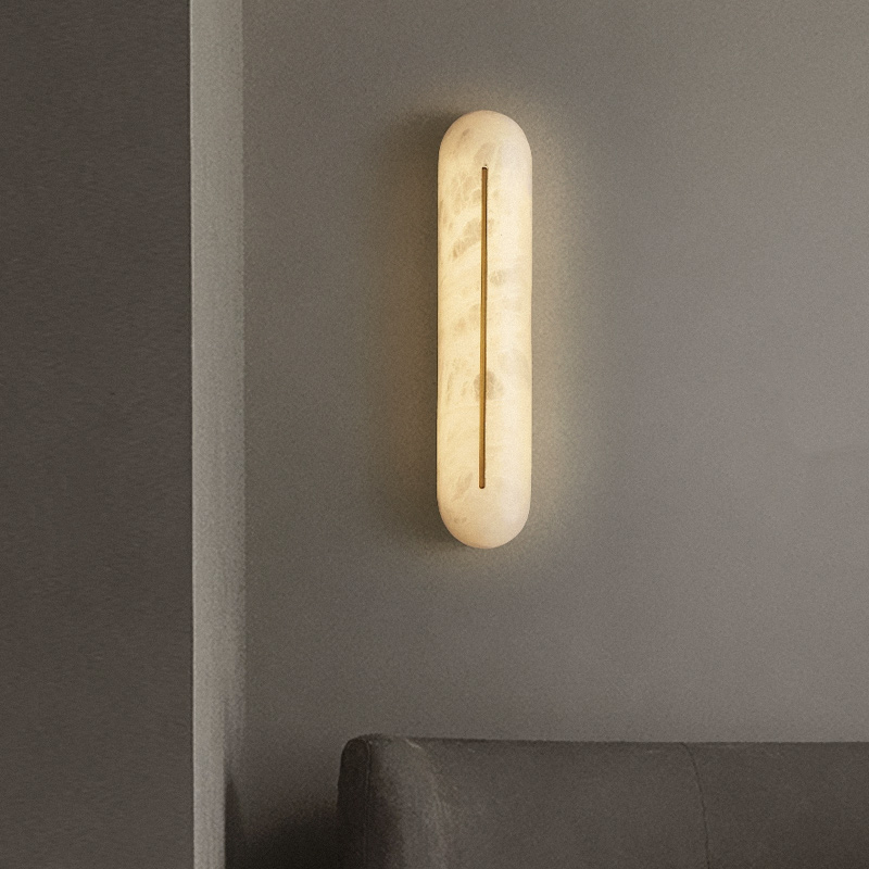 Настенный светильник с удлиненным рассеивателем из натурального испанского мрамора и центральным латунным клипом ALTON WALL Pitch от ImperiumLoft