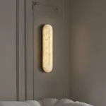 Настенный светильник с удлиненным рассеивателем из натурального испанского мрамора и центральным латунным клипом ALTON WALL Pitch от ImperiumLoft