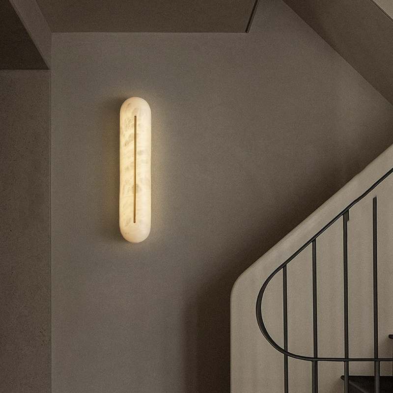 Настенный светильник с удлиненным рассеивателем из натурального испанского мрамора и центральным латунным клипом ALTON WALL Pitch от ImperiumLoft