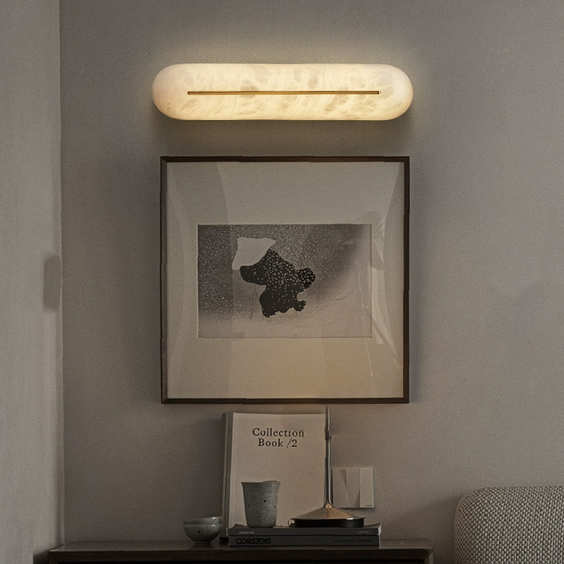 Настенный светильник с удлиненным рассеивателем из натурального испанского мрамора и центральным латунным клипом ALTON WALL Pitch от ImperiumLoft