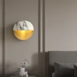 Серия настенных светильников с выгнутым рассеивателем в форме усеченной сферы из натурального мрамора VILHO R Brass от ImperiumLoft