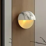 Серия настенных светильников с выгнутым рассеивателем в форме усеченной сферы из натурального мрамора VILHO R Brass от ImperiumLoft