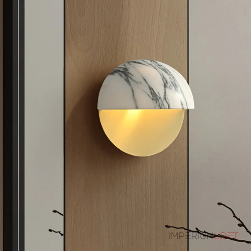 Серия настенных светильников с выгнутым рассеивателем в форме усеченной сферы из натурального мрамора VILHO R Brass от ImperiumLoft