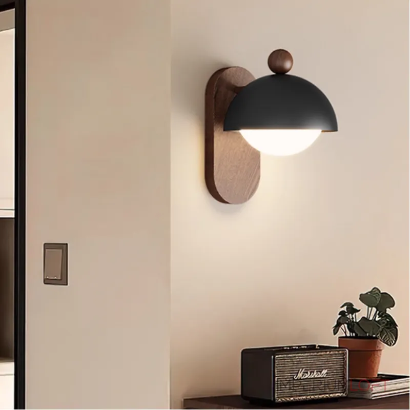 Серия компактных настенных светильников с плафоном купольной формы на овальном деревянном креплении LIVNY B White от ImperiumLoft