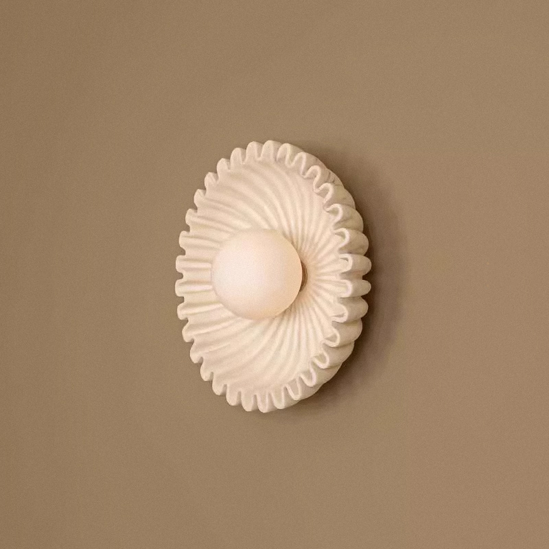 Серия настенных светильников с вогнутым рельефным корпусом из керамики и шарообразным плафоном в центре STEVEN Black от ImperiumLoft