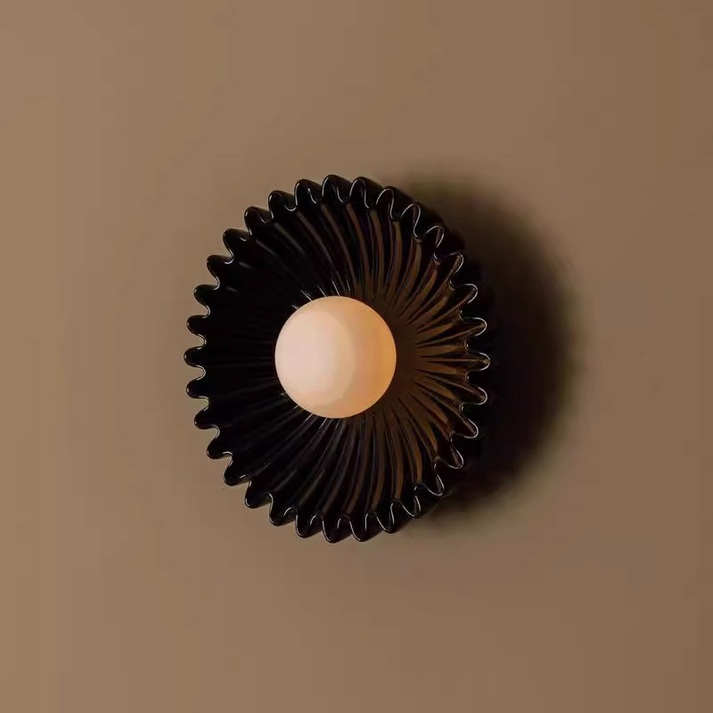 Серия настенных светильников с вогнутым рельефным корпусом из керамики и шарообразным плафоном в центре STEVEN Black от ImperiumLoft