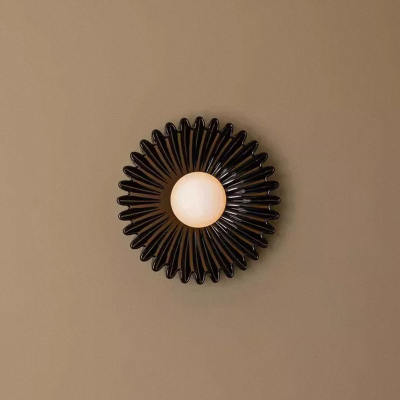 Серия настенных светильников с вогнутым рельефным корпусом из керамики и шарообразным плафоном в центре STEVEN Black от ImperiumLoft