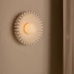 Серия настенных светильников с вогнутым рельефным корпусом из керамики и шарообразным плафоном в центре STEVEN Black от ImperiumLoft