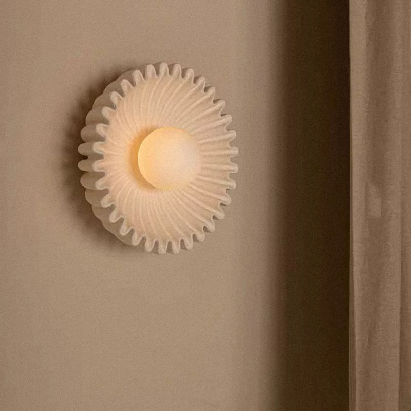 Серия настенных светильников с вогнутым рельефным корпусом из керамики и шарообразным плафоном в центре STEVEN Black от ImperiumLoft