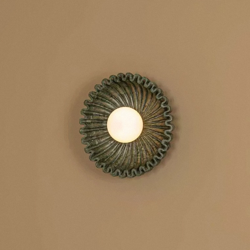 Серия настенных светильников с вогнутым рельефным корпусом из керамики и шарообразным плафоном в центре STEVEN Black от ImperiumLoft