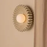 Серия настенных светильников с вогнутым рельефным корпусом из керамики и шарообразным плафоном в центре STEVEN Black от ImperiumLoft