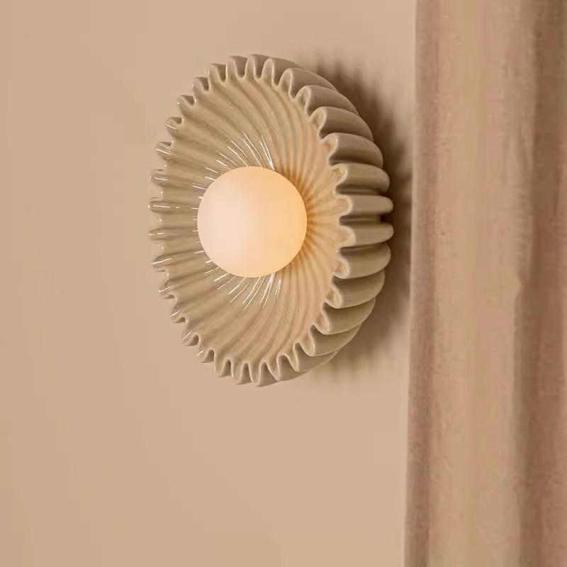 Серия настенных светильников с вогнутым рельефным корпусом из керамики и шарообразным плафоном в центре STEVEN Black от ImperiumLoft