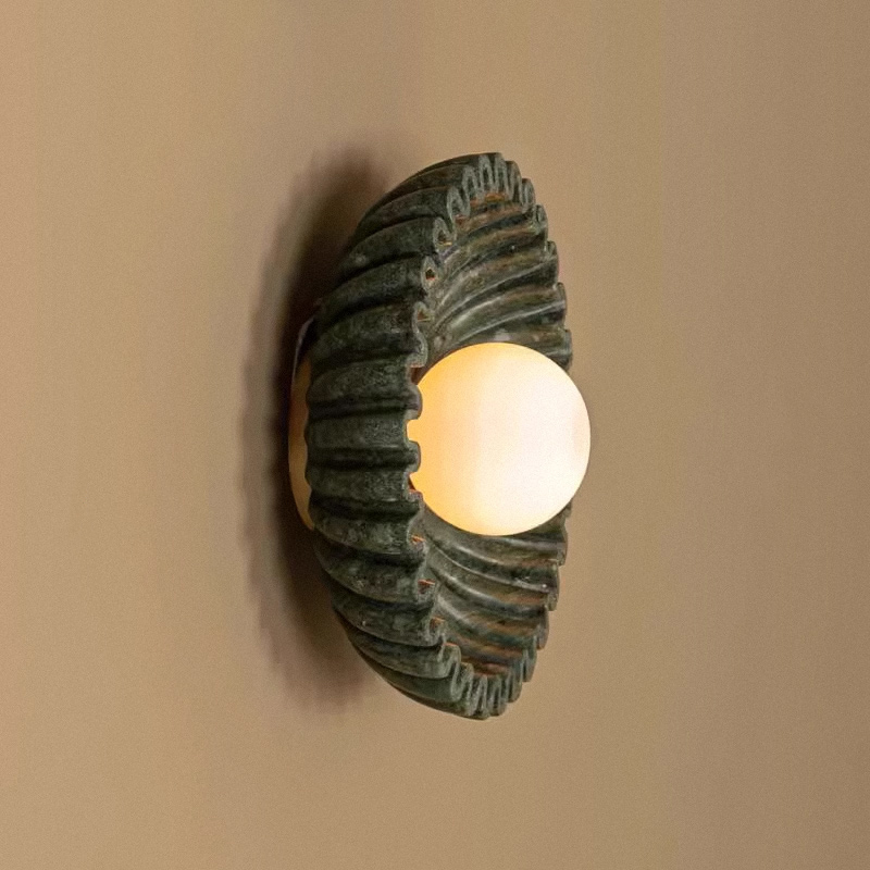 Серия настенных светильников с вогнутым рельефным корпусом из керамики и шарообразным плафоном в центре STEVEN Black от ImperiumLoft