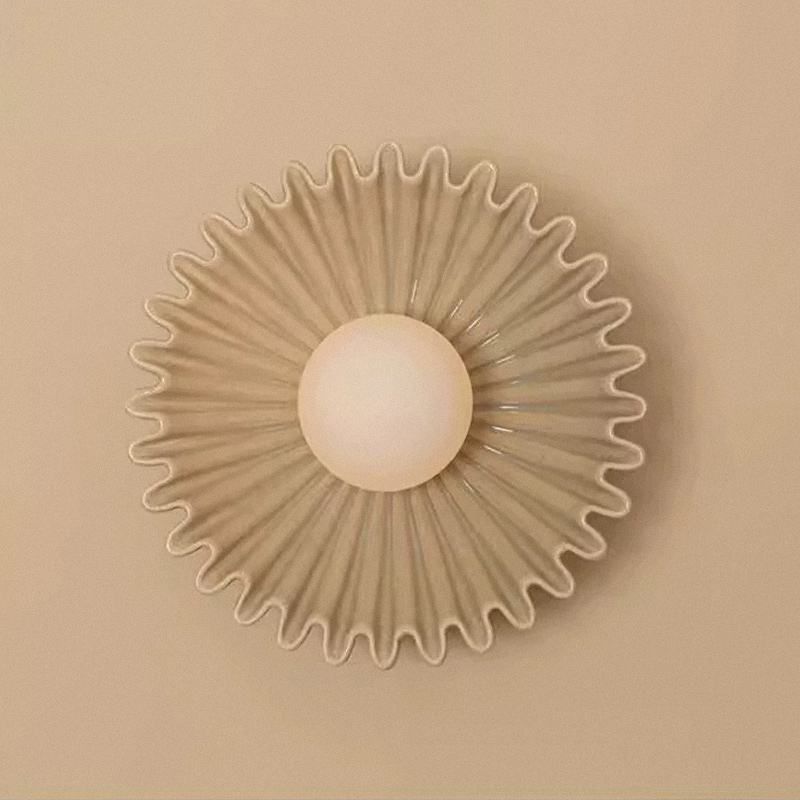 Серия настенных светильников с вогнутым рельефным корпусом из керамики и шарообразным плафоном в центре STEVEN Black от ImperiumLoft