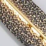 Серия светодиодных настенных светильников с латунным корпусом овальной формы и рельефной поверхностью с чернением MILIUS OVAL L100 от ImperiumLoft