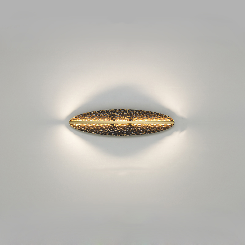 Серия светодиодных настенных светильников с латунным корпусом овальной формы и рельефной поверхностью с чернением MILIUS OVAL L60 от ImperiumLoft Серия светодиодных настенных светильников с латунным корпусом овальной формы и рельефной поверхностью с чернением MILIUS OVAL L60 от ImperiumLoft