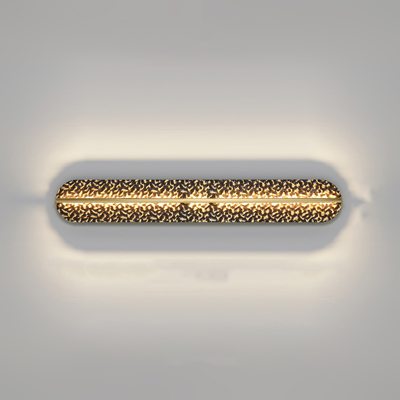 Серия светодиодных настенных светильников с удлиненным латунным корпусом и рельефной поверхностью с чернением MILIUS L100 от ImperiumLoft Серия светодиодных настенных светильников с удлиненным латунным корпусом и рельефной поверхностью с чернением MILIUS L100 от ImperiumLoft