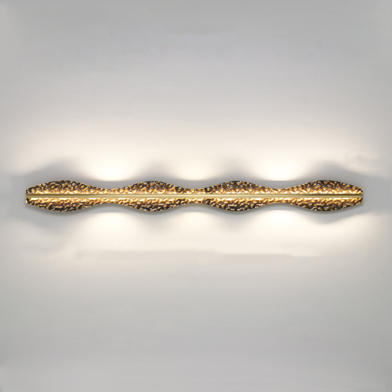 Серия светодиодных настенных светильников с латунным корпусом волнистой формы и рельефной поверхностью с чернением MILIUS WAVY L120 от ImperiumLoft Серия светодиодных настенных светильников с латунным корпусом волнистой формы и рельефной поверхностью с чернением MILIUS WAVY L120 от ImperiumLoft