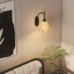 Креативный настенный светильник с плафоном в форме бутона из створок экологичного полимера FROMM WALL 3000К от ImperiumLoft