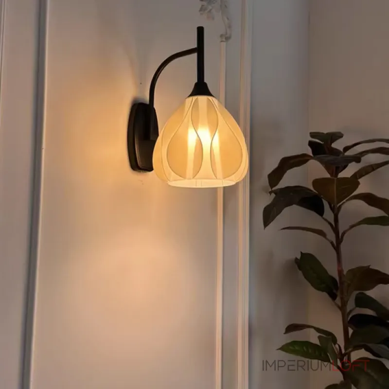 Креативный настенный светильник с плафоном в форме бутона из створок экологичного полимера FROMM WALL 3000К от ImperiumLoft