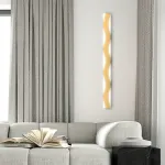 Серия настенных светильников с латунным корпусом волнообразной формы на полупрозрачном прямоугольном основании с LED подсветкой WESSEL STR L122 Brass от ImperiumLoft