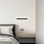 Серия настенных светильников с латунным корпусом волнообразной формы на полупрозрачном прямоугольном основании с LED подсветкой WESSEL STR L122 Brass от ImperiumLoft