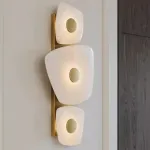 Светодиодный настенный светильник с тремя мраморными рассеивателями неправильной формы на латунном корпусе DARIEN от ImperiumLoft