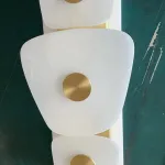 Светодиодный настенный светильник с тремя мраморными рассеивателями неправильной формы на латунном корпусе DARIEN от ImperiumLoft