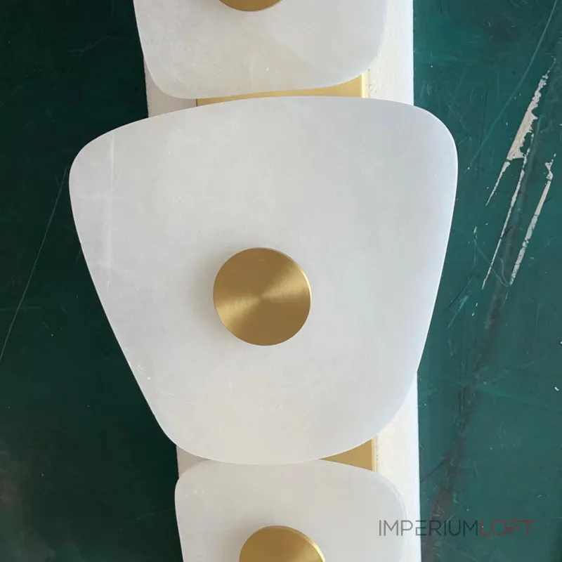 Светодиодный настенный светильник с тремя мраморными рассеивателями неправильной формы на латунном корпусе DARIEN от ImperiumLoft