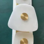 Светодиодный настенный светильник с тремя мраморными рассеивателями неправильной формы на латунном корпусе DARIEN от ImperiumLoft