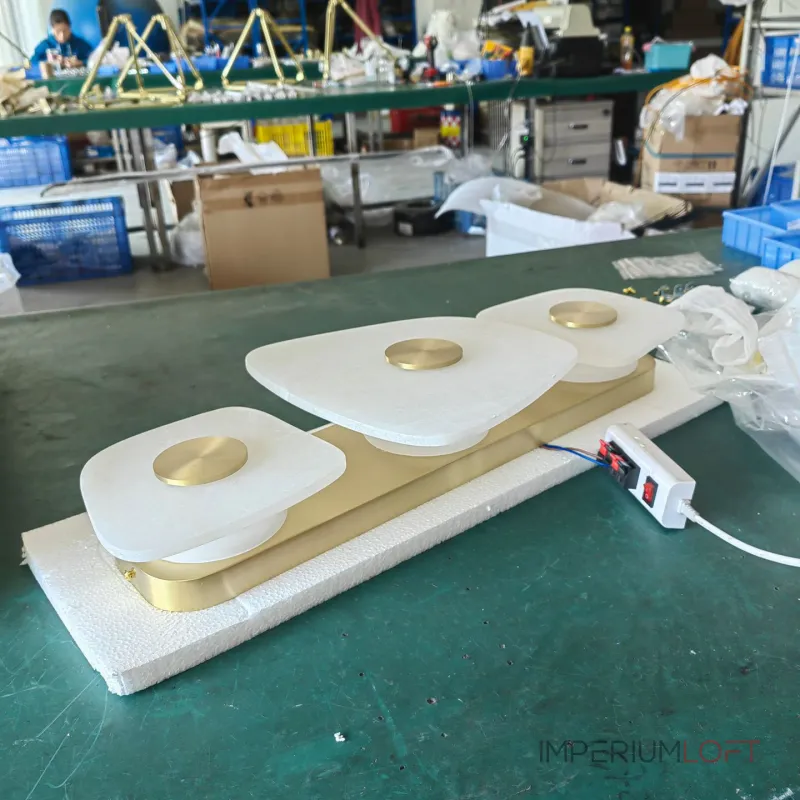 Светодиодный настенный светильник с тремя мраморными рассеивателями неправильной формы на латунном корпусе DARIEN от ImperiumLoft