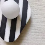 Серия настенных светильников с шарообразным плафоном на плоском основании из камня TERKEL SHAPE Burgundy от ImperiumLoft