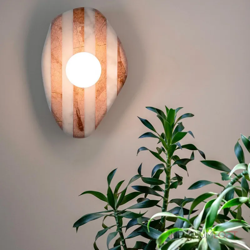 Серия настенных светильников с шарообразным плафоном на плоском основании из камня TERKEL SHAPE Burgundy от ImperiumLoft