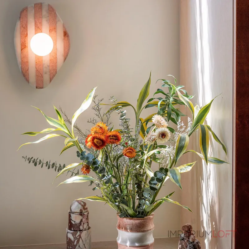 Серия настенных светильников с шарообразным плафоном на плоском основании из камня TERKEL SHAPE Burgundy от ImperiumLoft